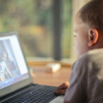 Un neuropsicólogo recomienda que los niños tengan el menor tiempo posible frente a pantallas y explica por qué