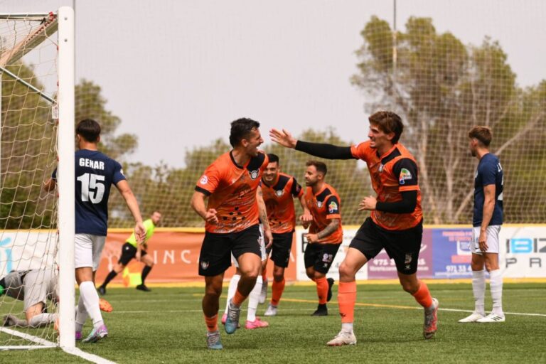 Bautista festejando el gol ante el Badalona.