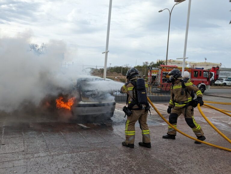 Bomberos de Ibiza apagando las llamas del automóvil.