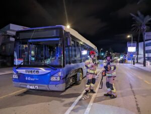 Bomberos de Ibiza interviniendo el autob&uacute;s.