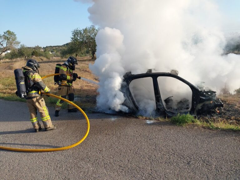 Bomberos trabajando para apagar el automovil incendiado en Sant Josep.