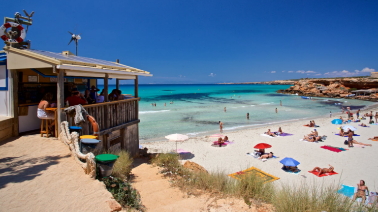 Chiringuito de Cala Saona en temporada