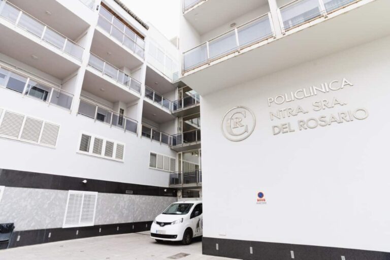 Entrada de la Policlínica nuestra señora del Rosario en Ibiza.