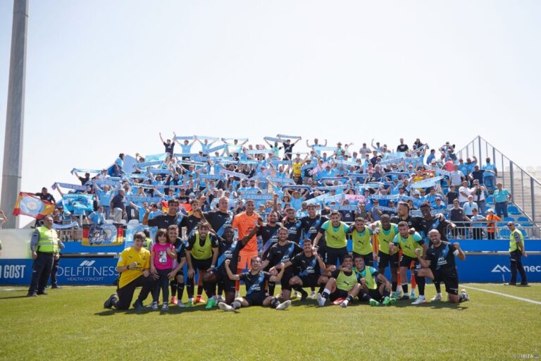 La UD Ibiza celebrando la victoria con su afición.