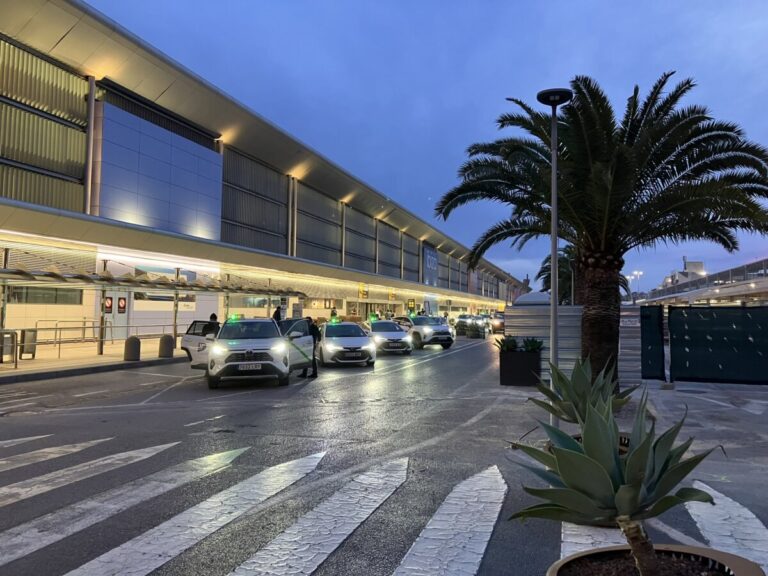 Taxis en el aeropuerto.