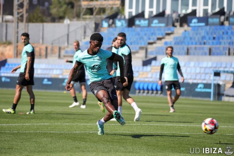 La UD Ibiza entrenando antes de su partido ante el Atlético B.