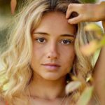 Liv Stone, surfista y modelo sin antebrazos que desafía al océano y los prejuicios
