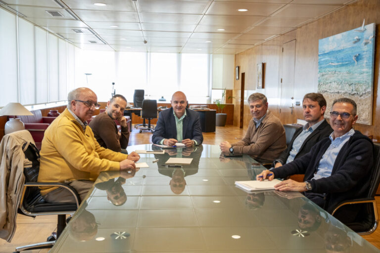 Reunión entre el Consell de Ibiza y la directiva del Club Náutico de Ibiza.