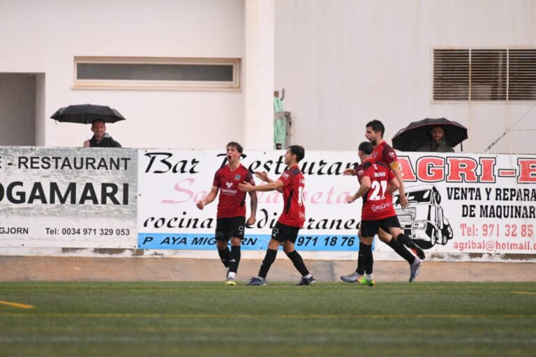 SD Formentera celebrando un gol.