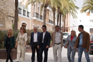 Triguero en el centro, acompa&ntilde;ado de ex alcades de Ibiza