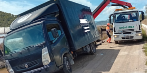 Un cami&oacute;n casi vuelca en ses Salines.