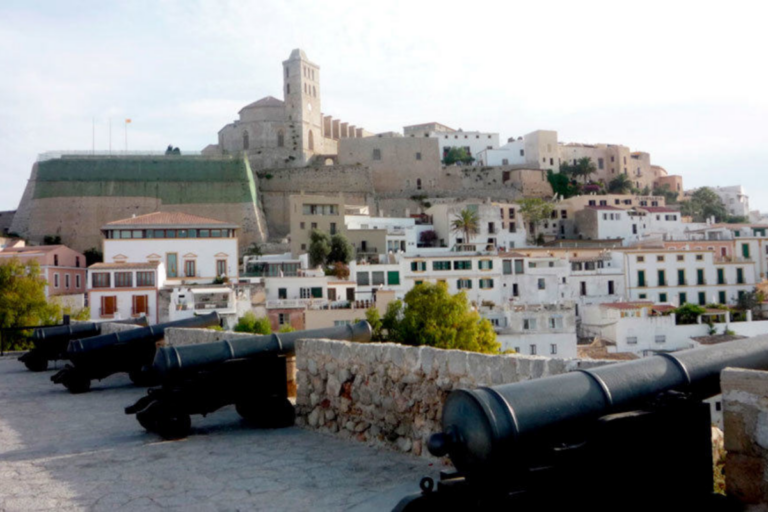 Visita la ciudad amurallada de Dalt Vila