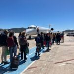 Pasajeros subiendo al avión con destino a Menorca, sin escalas desde Ibiza