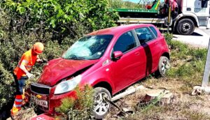 Autom&oacute;vil accidentado en la carretera de Sant Joan.
