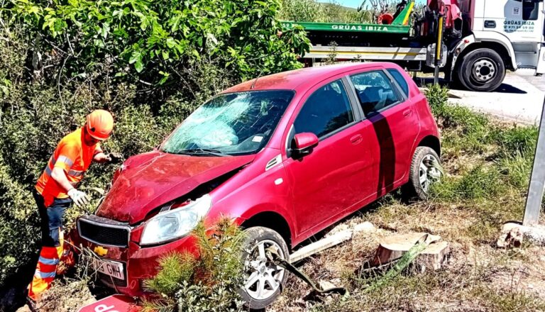 Automóvil accidentado en la carretera de Sant Joan.