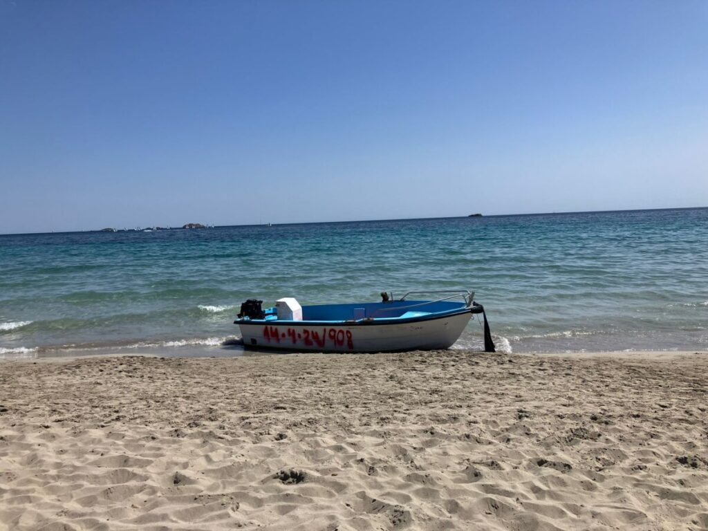 Una patera en las costas de Ibiza.