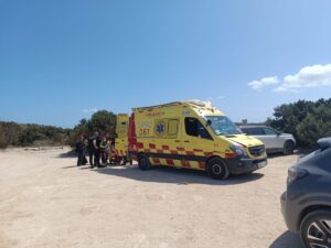 Bomberos asistiendo a persona ca&iacute;da este domingo.
