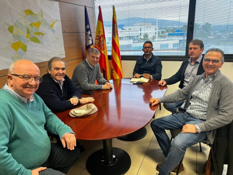 Reunión entre Rafael Triguero y el presidente del Club Náutico de Ibiza, Juan Marí.