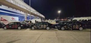 Veh&iacute;culos de Uber a punto de ser embarcados hacia Ibiza.