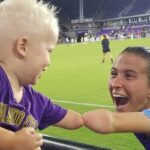El feliz reencuentro de la futbolista Carson Pickett con el peque&ntilde;o &laquo;Jojo&raquo; tras su &laquo;saludo de mu&ntilde;ones&raquo; viral hace 5 a&ntilde;os