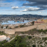 Historia, Teatro y Caminatas en las visitas a Dalt Vila