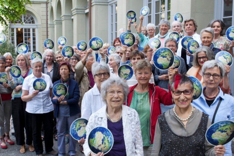 mujeres mayores por el clima suiza.jpg