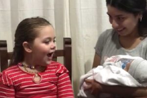 ni&ntilde;a se emociona al conocer a su hermanito
