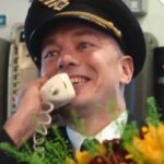 Un piloto le pidi&oacute; matrimonio a su novia, azafata, en pleno vuelo: el video del emotivo momento