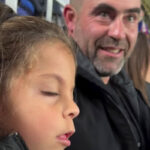 Conmovedor: Romeo, un ni&ntilde;o con ceguera, disfrut&oacute; de ir por primera vez a un partido del FC Barcelona