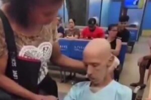 una mujer lleva a su t&iacute;o fallecido al banco