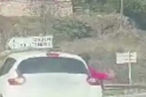 una ni&ntilde;a cae por la ventanilla de un coche