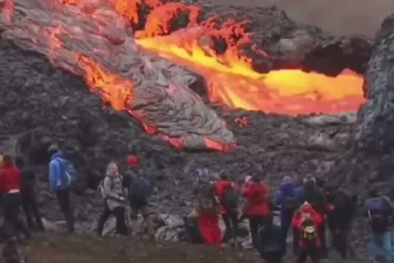 volcán en erupción