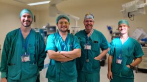 Los anestesistas Mariano Lang, Eduardo Pintos, Jorge Herrera y Gonzalo Castellani en uno de los quir&oacute;fanos