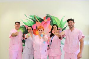 De izquierda a derecha, Dr. Carlos Fern&aacute;ndez, MIR R1 de Ginecolog&iacute;a y Obstetricia, Alicia Fern&aacute;ndez del Rio, supervisora de Paritorio, Elena Coll, t&eacute;cnica en cuidados de enfermer&iacute;a, Andr&eacute;s Aroca, t&eacute;cnico en cuidados de enfermer&iacute;a y Judit Catal&aacute;, matrona.
