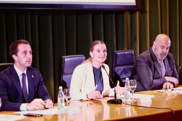 Marga Prohens en la presentación del pacto social de Baleares.