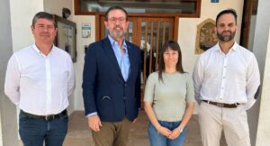 El conseller de Empresa, Empleo y Energ&iacute;a, Alejandro S&aacute;nez de San Pedro, el director general de Energ&iacute;a y Cambio Clim&aacute;tico, Diego Viu, la Consellera insular de Movilidad y Gesti&oacute;n Ambiental, Ver&oacute;nica Castell&oacute;, y el vicepresidente y conseller insular de Territorio e infraestructuras, Javier Serra