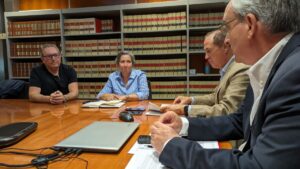 El conseller del Mar y Ciclo del Agua, Juan Manuel Lafuente, el director general de Costas y Litoral, Carlos Simarro, y miembros de la Plataforma de Afectados por el Deslinde en Formentera.