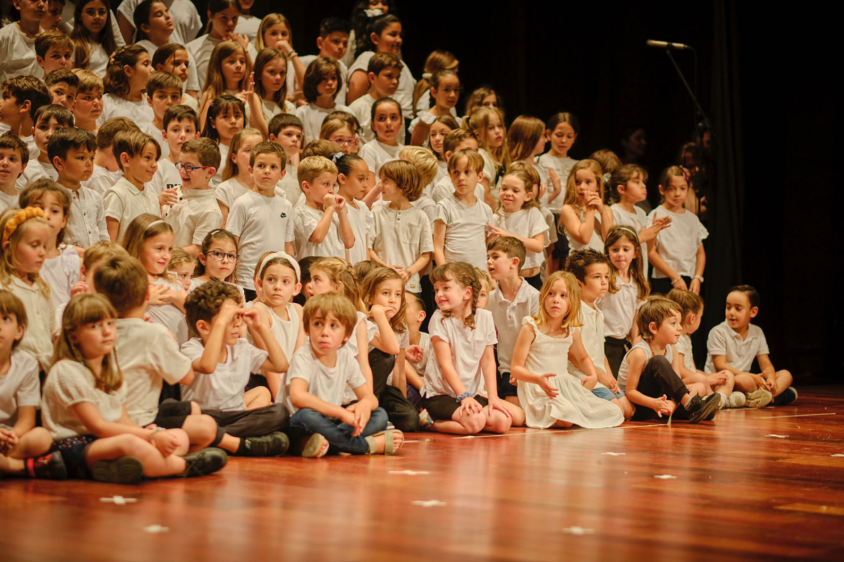 Alumnos de CEIP Can Guerxo en el escenario