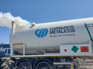 Cami&oacute;n que sufri&oacute; la fuga en donde intervinieron los Bomberos de Ibiza.