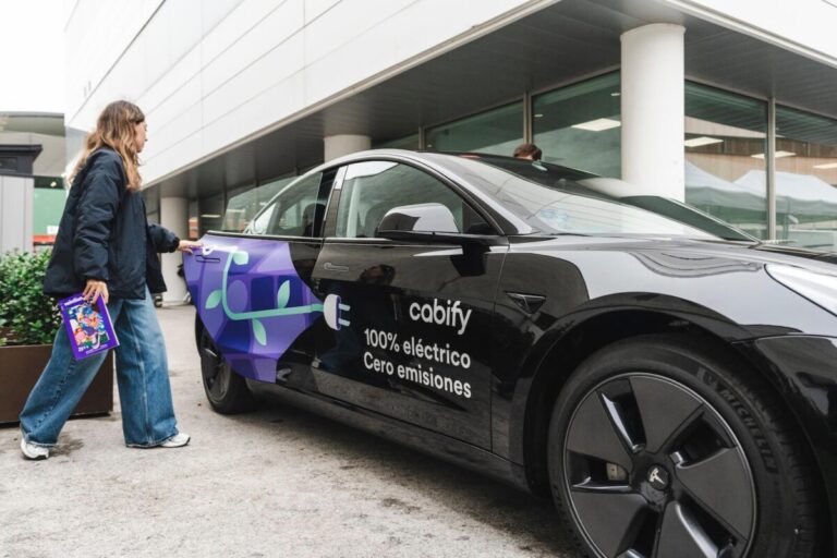 Coche de Cabify en servicio