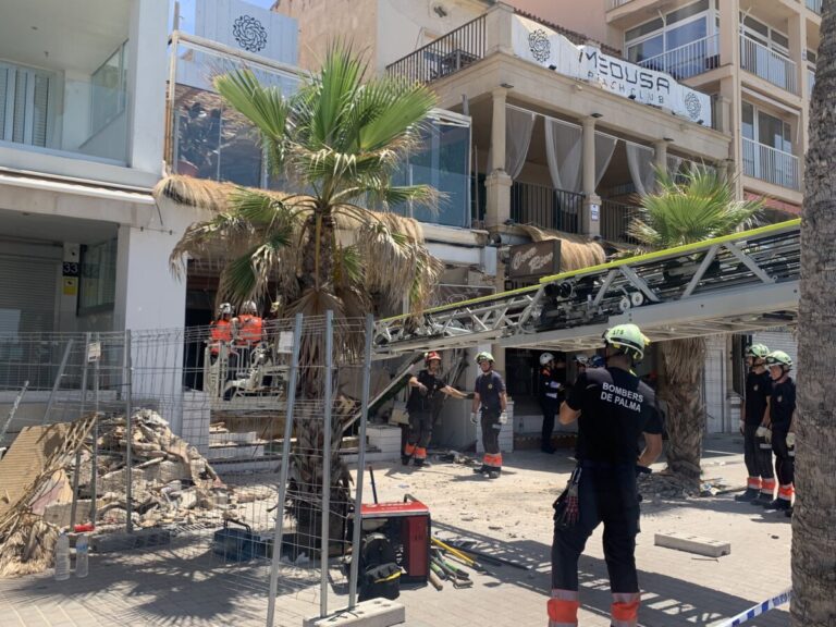 Bomberos trabajando en el Derrumbe en el beach club en la Playa de Palma