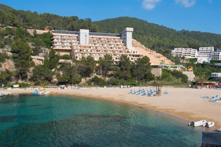 Hotel Cartago del puerto de Sant Miquel.