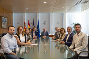 Instant&aacute;nea de la reuni&oacute;n entre autoridades de Ibiza y embajador de Reino Unido