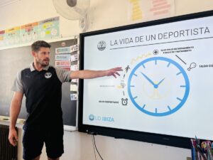 Jugadores de la UD Ibiza dando clases.