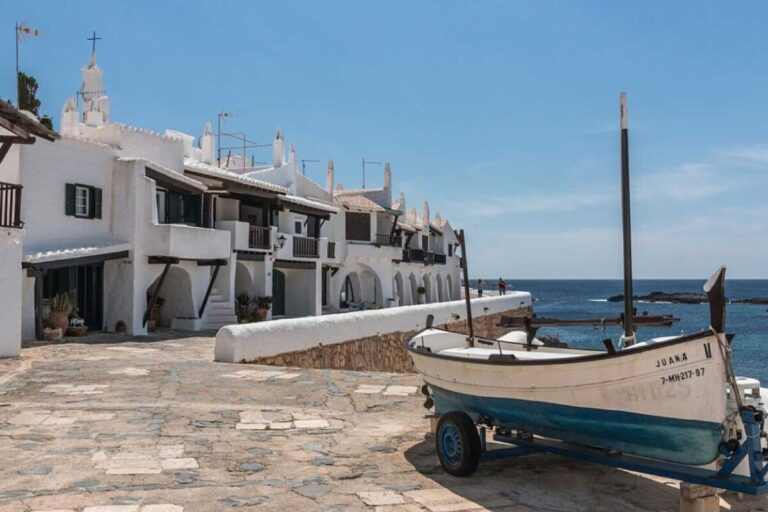 Mykonos español pueblo baleares restricción turismo