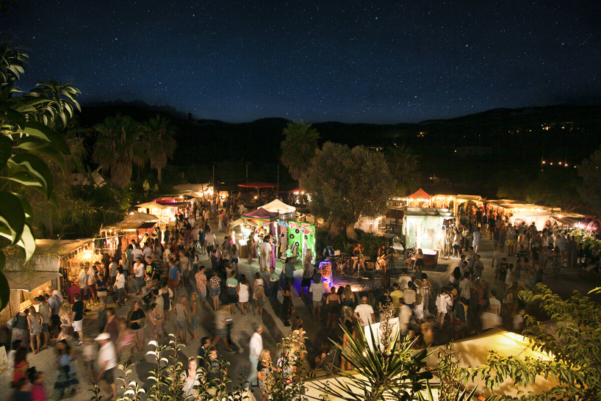 El mercadillo de Las Dalias de noche.