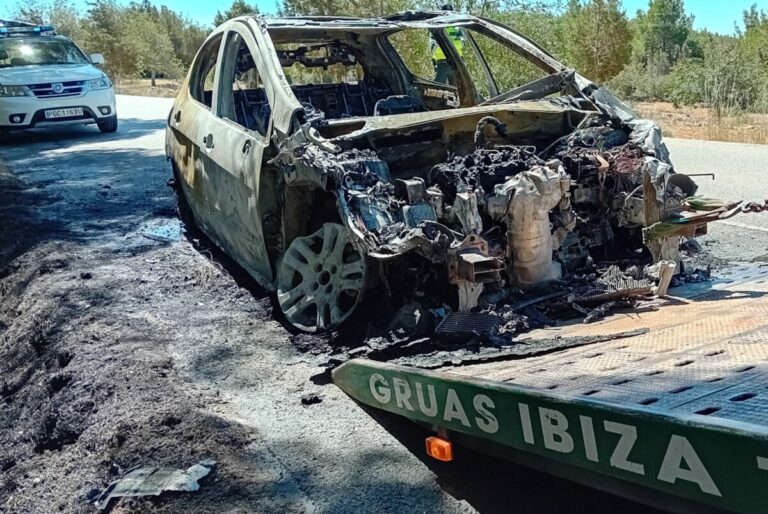 Coche calcinado en Ibiza.