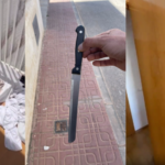 Ingresan al piso donde se atrincheraba la influencer okupa: denuncian destrozos, robos y hallan un cuchillo