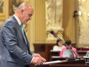 Vicent Mar&iacute; en plena defensa en el Parlament