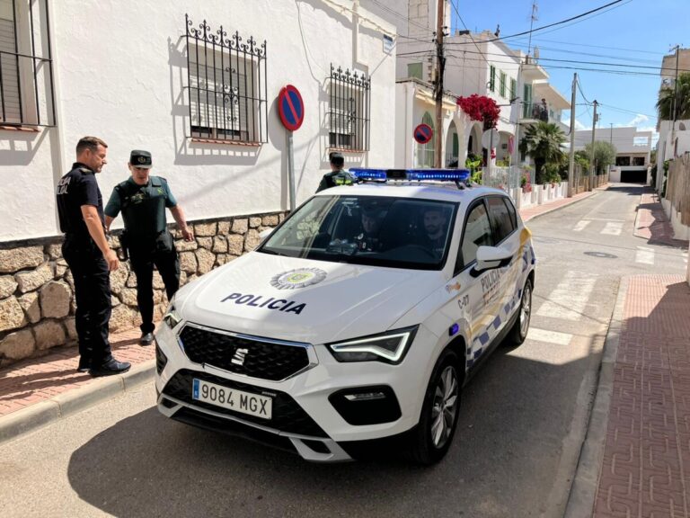 Policía Local, esta mañana en el piso okupado por la influencer